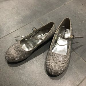Nina Sparkly Silver Flat size 12